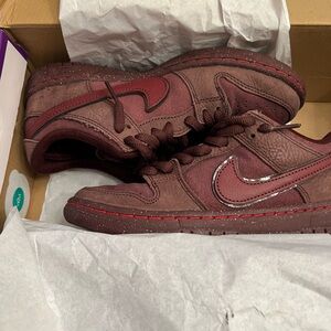 Nike Men's Burgundy Sneakers